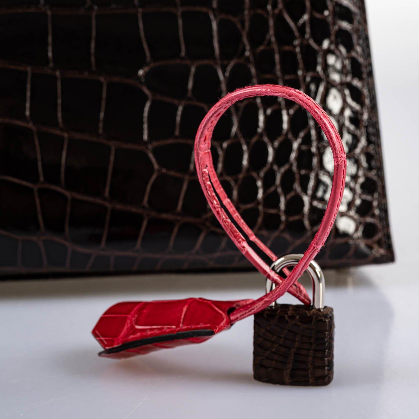 Hermes Kelly 28 Sellier Macassar, Ebene, Miel and Rose Extreme Alligator Palladium Hardware - 2021, Z